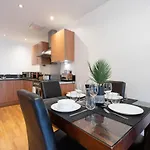 Haus Arcadian China Town Balcony Apartment, Secure Parking, Wifi, Smart Tv