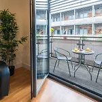 Haus Arcadian China Town Balcony Apartment, Secure Parking, Wifi, Smart Tv